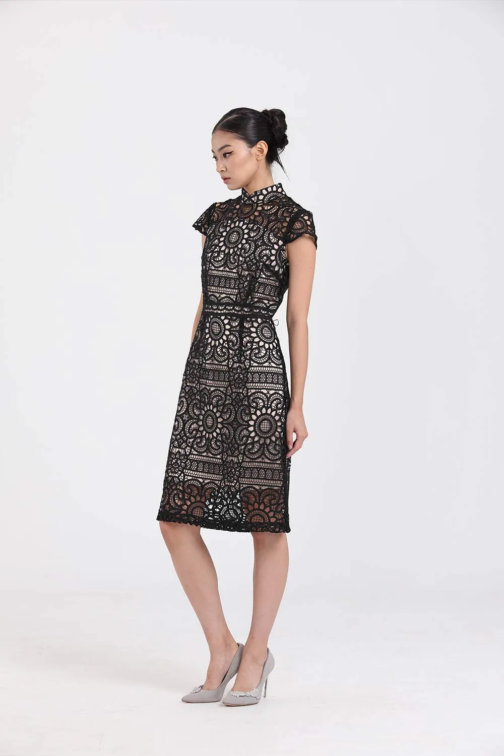 BLACK AND NUDE FLORAL LACE CAP SLEEVES QIPAO (Black/ Nude)