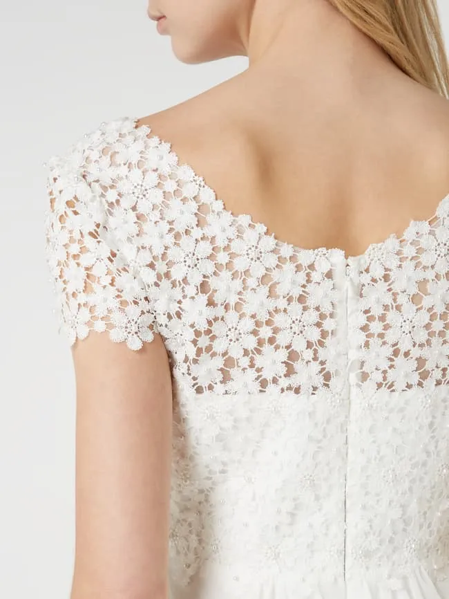Crochet wedding dress made of lace and chiffon Luxuar, milky