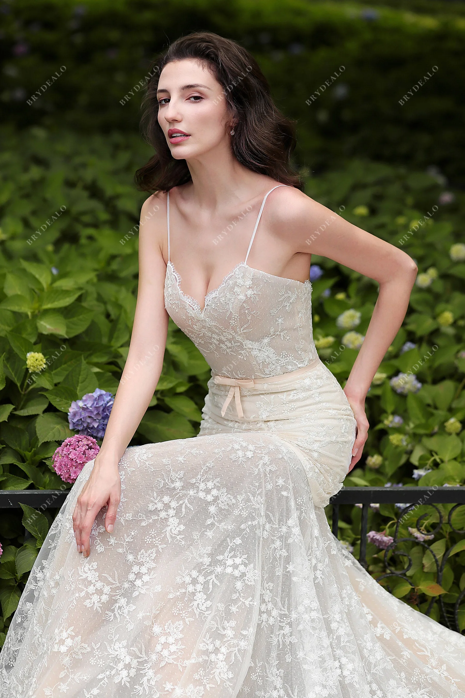 Elegant Mermaid Floral Lace V-neck Wedding Dress
