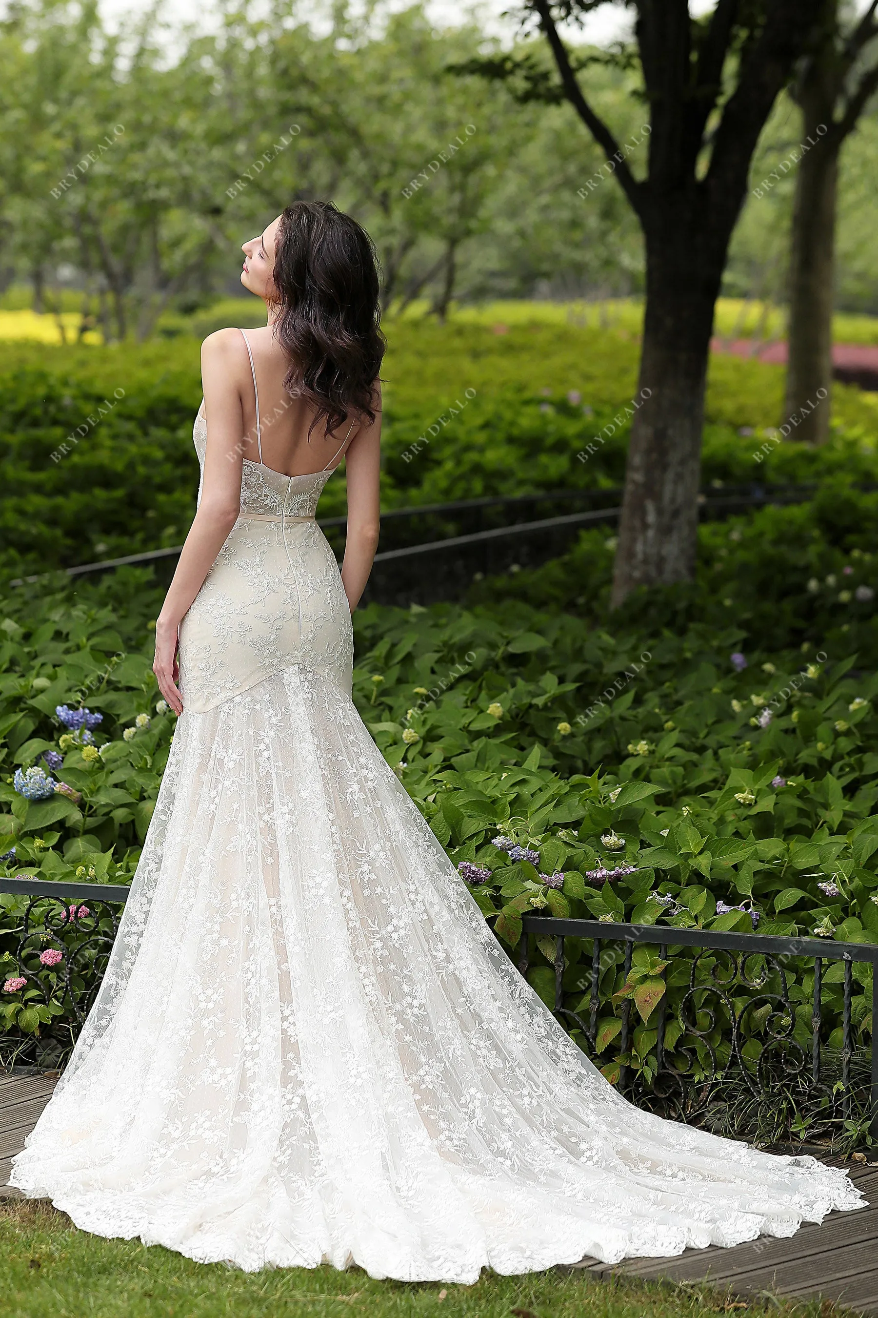 Elegant Mermaid Floral Lace V-neck Wedding Dress